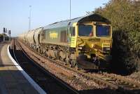 Freightliner 66606 takes to the down loop at Dundee with the 6A65 Oxwellmains - Aberdeen cement train on 4 October.<br>
<br><br>[Bill Roberton 04/10/2010]