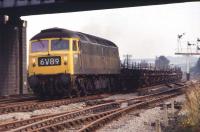 Class 47 no 1556 with the fully-fitted 0901 Scunthorpe to Newport Alexandra Park Junction, comprising rolled steel sections on bogie bolster wagons. Photographed in 1971 at Foxlow Junction, just east of Barrow Hill, on the Midland 'Old Road'.<br>
<br><br>[Bill Jamieson 20/09/1971]