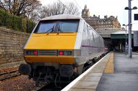 East Coast liveried 91107 brings up the rear of the 09.30 Edinburgh - Kings Cross on 13 November 2010.<br>
<br><br>[Bill Roberton 13/11/2010]