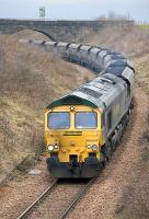 Freightliner 66557 nears Kilbagie with a coal train for Longannet Power Station on 31 January 2011.<br>
<br><br>[Bill Roberton 31/01/2011]