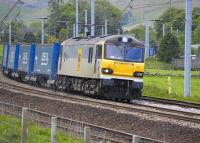 92005 <I>Mozart</I> runs past the loops at Abington on 30 May with the 4S43 Rugby - Mossend 'Tesco' containers.<br><br>[Bill Roberton 30/05/2011]