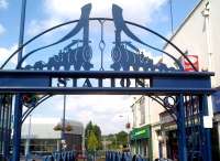 Having sampled the People Mover [see image 34438], we ventured into Stourbridge town to answer the question, 'Do they sell duvets in Stourbridge?' On the way back, we  found this rather nice sign for the station. Notice the curved metal bars resembling splashers - and the appropriately sited Subway shop, to the right of the subway.<br><br>[Ken Strachan 08/07/2012]