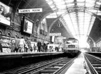 Brush Type 4 no D1909 with an arrival from South Wales at Paddington platform 1 on 5 May 1969.<br><br>[John Furnevel 05/05/1969]