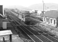 A class 56 locomotive brings coal empties through Shirebrook station in May 1980.<br><br>[John Furnevel 05/05/1980]