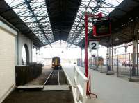 Looking out along platform 2 at Inverness station in May 2002.<br><br>[John Furnevel 01/05/2002]