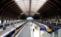 Looking back towards the station concourse from the footbridge at Paddington in July 2005.<br><br>[John Furnevel 20/07/2005]