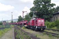 A block load of combine harvesters from the 'Fortschritt' factory passing through Wilthen on 29 June 2001 (probably in the direction of Poland) behind former DR B-B hydraulic No. 298314.<br><br>[Bill Jamieson 29/06/2001]