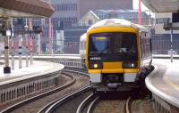 Southeastern <I>Networker</I> 465934 arriving at London Bridge station <br>
in June 2011.<br><br>[Ian Dinmore /06/2011]