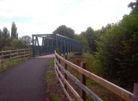 As the Great Northern trackbed curves away from the Midland line [see image 44268], this neat modern bridge keeps cyclists and pedestrians away from the fast and frequent road traffic below. Luton Hoo station is less than a mile south of here.<br><br>[Ken Strachan 09/08/2013]