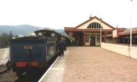 Looking south along the Strathspey platform at Aviemore on 6 October 1999, with ex-Caledonian 0-6-0 no 828 awaiting departure time with a train for Boat of Garten.� <br><br>[Colin Miller 06/10/1999]