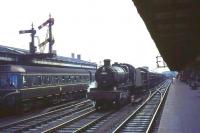 6926 <I>Holkham Hall</I> brings a lengthy freight north through the centre road at Oxford in August 1964. <br><br>[John Robin 27/08/1964]