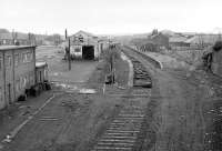 Looking east from Inglis Street bridge over the site of Dunfermline Upper Station in November 1986, with tracklifting well underway. [See image 45963]<br><br>[Bill Roberton 09/11/1986]