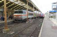 SNCF B-B 107259 arrives at Carcassonne hauling 17 coaches on a Bordeaux to Marseille service.  In the adjacent platform a two car Alstom DMU waits to work the 12:38 to Limoux and Quillan.<br><br>[Malcolm Chattwood 20/09/2014]