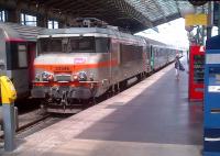 <h4><a href='/locations/P/Paris_Gare_du_Nord'>Paris Gare du Nord</a></h4><p><small><a href='/companies/S/SNCF'>SNCF</a></small></p><p>Reverse rake windscreens always remind me of Ford Anglias going backwards. They probably aren't very efficient aerodynamically; but may be rather good at reducing unwanted reflections. Locomotive 22346 is seen at platform 16 at Gare du Nord in August 2014. 18/18</p><p>05/08/2014<br><small><a href='/contributors/Ken_Strachan'>Ken Strachan</a></small></p>