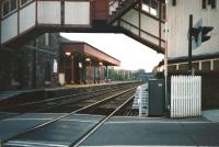 Looking south through Broughty Ferry station in October 1997. Photograph taken from the level crossing through the arch of the unique signal box / footbridge. [See image 2916]<br>
<br><br>[David Panton 23/10/1997]