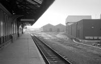 Looking east from platform 21 towards Waverley Goods in January 1985, with track having recently been lifted.  The 1977 signalling centre is on the right.<br><br>[Bill Roberton 26/01/1985]