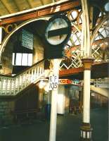 Electro-mechanical repeater at Perth Platform 2 in February 1999. As far as I know it's still there, as is the pleasingly dated colour scheme of the ironwork which waves of corporate colour schemes have passed completely by. Also to be seen are the red and yellow symbols of the old Travellers' Fare, a brand which didn't even make it to the end of BR.<br>
<br><br>[David Panton 01/02/1999]