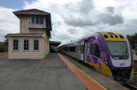 A northbound  train for Bendigo pulling away from the camera with the new branding: V/Line on the doors but PT> on the nose.<br><br>[Colin Miller 01/10/2014]