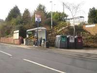 Compared to the railway, the road passing Silkstone Common station is on a downward gradient towards Dodworth. At the Penistone end of the platform, where there is level access from both road and car park sides of the line [See image 54605], by the middle of the platform there is need for a lengthy flight of steps to reach platform level; although conveniently there is a bus shelter at the bottom and a platform shelter at the top.<br><br>[David Pesterfield 11/03/2016]