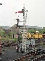 A lower quadrant signal by Stirling goods office (to the immediate left) in 1989 with the goods sidings beyond in a south east looking view. The station was off to the right. At this date not much traffic originated from the yard but the sidings were used for marshalling trains for the south and part of the yard was in use as a dirt car park.<br><br>[Ewan Crawford 07/09/1989]