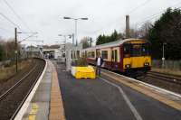 The livery seen on this city bound 318 is slowly disappearing. A mystery hut has appeared at the south end of Hyndland station. No sign of the third platform making any progress.<br><br>[Ewan Crawford 09/12/2016]