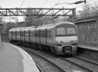 320320 enters High Street, Glasgow with a westbound service.<br><br>[Bill Roberton //1996]