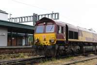 DB Schenker 66095 departing Didcot sidings with a car train for Southampton Docks.<br><br>[Peter Todd 27/08/2016]