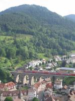 A northbound Schwarzwaldbahn train (see 4206) from Konstanz to<br>
Karlsruhe accelerates away from Hornberg station across the town's imposing<br>
viaduct on 31st May. Tourists staying in the Black Forest pay a small<br>
nightly visitor tax, in return for which you benefit - inter alia -from free<br>
public transport throughout the region by bus and local / regional train<br>
services.<br>
<br><br>[David Spaven 31/05/2017]