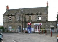 Road approach to Kinghorn station in May 2005.<br><br>[John Furnevel 23/05/2005]