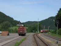 On 8th June 2017 a lonely timber wagon sits in the freight yard at<br>
Fridingen an der Donau on the single-track Tuttlingen-Sigmaringen line,<br>
while an IRE service from Ulm disappears towards Donaueschingen.<br>
<br><br>[David Spaven 08/06/2017]