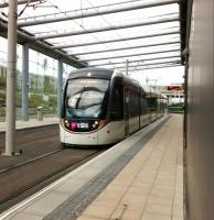 A York Place tram pulls into Edinburgh Gateway, greeted by the usual hordes, on 12th August 2017.<br>
<br><br>[David Panton 12/08/2017]