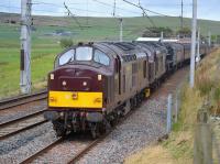 West Coast 37669 enters the Up loop at Abington with dead 37516 and 44871 in steam plus the returning stock from Fort William to Carnforth 031017.<br>
<br>
<br><br>[Bill Roberton 03/10/2017]