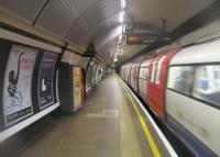 <h4><a href='/locations/B/Borough'>Borough</a></h4><p><small><a href='/companies/L/London_and_Southwark_Subway'>London and Southwark Subway</a></small></p><p>LUL 1995 stock on a Northern Line service to Edgware via Bank arriving at Borough station, on 1st January 2019. 19/87</p><p>01/01/2019<br><small><a href='/contributors/David_Bosher'>David Bosher</a></small></p>