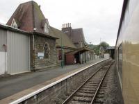 <h4><a href='/locations/K/Knighton'>Knighton</a></h4><p><small><a href='/companies/K/Knighton_Railway'>Knighton Railway</a></small></p><p>Knighton station, Heart of Wales Line (here in England!) looking south from UK Railtours' return excursion from Llandrindod Wells to London Paddington, passing on 2nd September 2017. 22/22</p><p>02/09/2017<br><small><a href='/contributors/David_Bosher'>David Bosher</a></small></p>