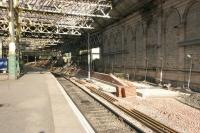 Waverley east end looking along platform 1 on 16 April 2006.<br><br>[John Furnevel 16/04/2006]