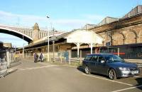 At times, reminiscent of a quaint wayside station, Waverley <I>sub</I> platforms 20 and 21 looking west along the car park towards the station entrance from Market Street in April 2006. A GNER service for Kings Cross is boarding at 20.<br><br>[John Furnevel 16/04/2006]