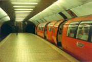 Outer circle train at Kelvinbridge.<br><br>[Ewan Crawford //1988]