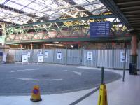 The bottom of the north ramp from Waverley Bridge on 28 May 2006 with the footbridge and normal entrance to platform 19 sealed off.<br><br>[John Furnevel 28/05/2006]