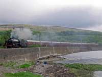 61264 pauses in Craigendoran Loop. May 25, 2006.<br><br>[Andy Kirkham 25/05/2006]