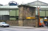 Close-up of the remaining pier and, above it, the framework of the former elevated walkway over the east side of Waverley station. June 2006.<br><br>[John Furnevel /06/2006]