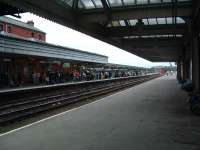 Shrewsbury looking to Severn Bridge Junction. A train disgorges its many passengers.<br><br>[Ewan Crawford 10/07/2006]